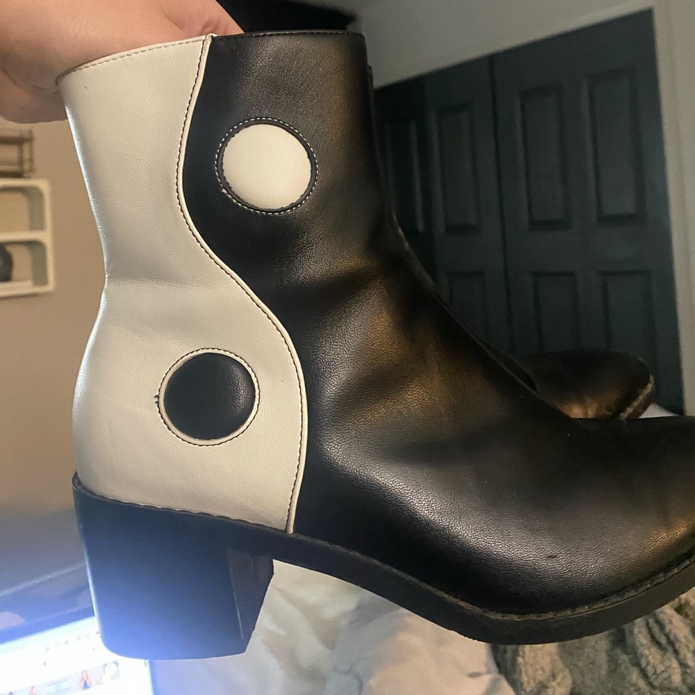 MCLC balancing act yin Yang boots